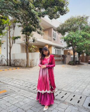 Subhalaxmi Parida Instagram - Just your walking Pink flag 💖😎

Beautiful outfit by @linara_bynazianasrullah 

Got it for Diwali, Wore it for Pongal 😅

#fashion #indianfashion #chennai #chennaicreator #pongal2024 #outfitinspiration #bridesmaids #weddingguest #ethnicdress