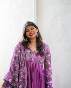 Subhalaxmi Parida Instagram - Happy Pon-gal ✨

1. Post pongal- vada bliss🥹
2. She woke up late but she is a chamathu gal 😅
3. When did my hair grow so much *touchwood* *touches own brain*
4. Wondering if I am officially resigning from sending festival messages *why am i turning into a boring adult🥲
5. Us both looking at fav person @vigneshkae 
6. Mom son time 🌸

Dress @stylebazaarexhibitions 💜

#happypongal #chennai