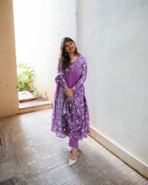 Subhalaxmi Parida Instagram - Happy Pon-gal ✨

1. Post pongal- vada bliss🥹
2. She woke up late but she is a chamathu gal 😅
3. When did my hair grow so much *touchwood* *touches own brain*
4. Wondering if I am officially resigning from sending festival messages *why am i turning into a boring adult🥲
5. Us both looking at fav person @vigneshkae 
6. Mom son time 🌸

Dress @stylebazaarexhibitions 💜

#happypongal #chennai
