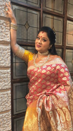 Sudha Chandran Instagram - My team,my family....my staff..my support system....hair stylist maimunna,makeup sumit senapati....nd my manfriday my cameraman....my lifeline vijay lokhande....main bahut lucky hu aap sab meri zindagi mein hain....thnx ....

......
.....@sudhaachandran
.#viralreels #viralvideos #viral
#pinkvilla #dangaltv#bekaaboo#tellychakkar
#sudhaachandran #colorstv #colourtv #naagin6 #zee5 #zeetelugu #reelsgram #reelsvideo #balajitelefilms #dance #tending #instagram #bollywood #reels #india #comedy#enterr10#trendingreelsvideo#trendingreels #dancereels#dangaltv@makeupbyfarhan @makeupbyshahrooq@vijaylokhande0610@oldsongs
@kalpanathore @sumitsenapati5558