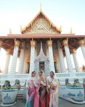Suhana Basheer Instagram - Golden Moments At Wat Arun, Draped In Tradition And Timeless Beauty.🌟✨

#watarun #wataruntemple #thaitraditionaldress #bangkok #thailand #mashurabasheer #suhanabasheer #sunainabasheer #basheerbashi