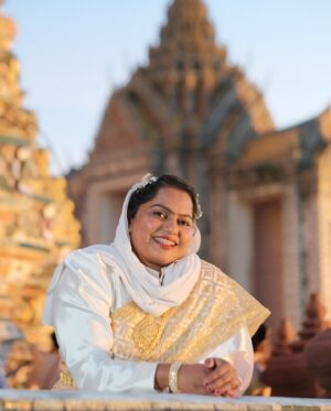 Suhana Basheer Instagram - Let the beauty of Wat Arun light up your soul ✨🌊

#watarun #wataruntemple #thaitraditionaldress #bangkok #thailand #suhanabasheer #basheerbashi