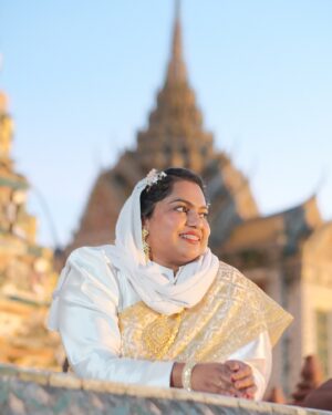 Suhana Basheer Instagram - Let the beauty of Wat Arun light up your soul ✨🌊

#watarun #wataruntemple #thaitraditionaldress #bangkok #thailand #suhanabasheer #basheerbashi