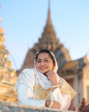 Suhana Basheer Instagram - Let the beauty of Wat Arun light up your soul ✨🌊

#watarun #wataruntemple #thaitraditionaldress #bangkok #thailand #suhanabasheer #basheerbashi
