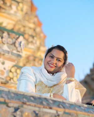 Suhana Basheer Instagram - Let the beauty of Wat Arun light up your soul ✨🌊

#watarun #wataruntemple #thaitraditionaldress #bangkok #thailand #suhanabasheer #basheerbashi
