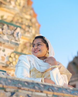 Suhana Basheer Instagram - Let the beauty of Wat Arun light up your soul ✨🌊

#watarun #wataruntemple #thaitraditionaldress #bangkok #thailand #suhanabasheer #basheerbashi
