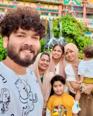 Suhana Basheer Instagram - Colors of culture, whispers of history, and laughter of family—Batu Caves has it all! 🎨✨

#batucaves #kualalumpur #malaysia #familylove #basheerbashi