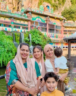 Suhana Basheer Instagram - Colors of culture, whispers of history, and laughter of family—Batu Caves has it all! 🎨✨

#batucaves #kualalumpur #malaysia #familylove #basheerbashi
