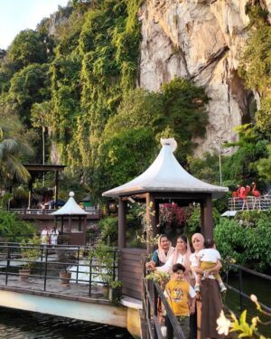 Suhana Basheer Instagram - Colors of culture, whispers of history, and laughter of family—Batu Caves has it all! 🎨✨

#batucaves #kualalumpur #malaysia #familylove #basheerbashi