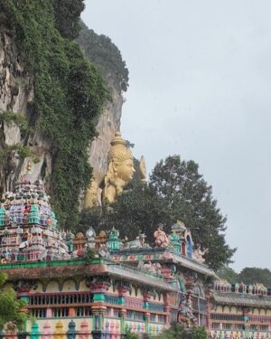 Suhana Basheer Instagram - Colors of culture, whispers of history, and laughter of family—Batu Caves has it all! 🎨✨

#batucaves #kualalumpur #malaysia #familylove #basheerbashi