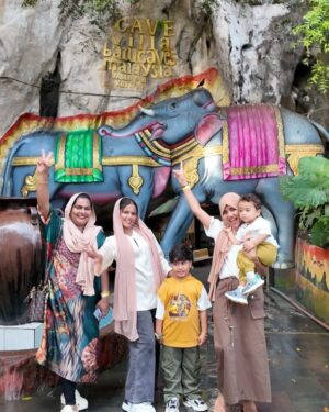 Suhana Basheer Instagram - Colors of culture, whispers of history, and laughter of family—Batu Caves has it all! 🎨✨

#batucaves #kualalumpur #malaysia #familylove #basheerbashi
