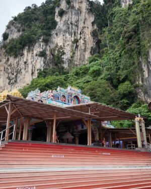 Suhana Basheer Instagram - Colors of culture, whispers of history, and laughter of family—Batu Caves has it all! 🎨✨

#batucaves #kualalumpur #malaysia #familylove #basheerbashi