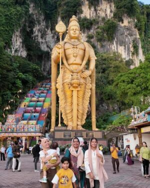 Suhana Basheer Instagram - Colors of culture, whispers of history, and laughter of family—Batu Caves has it all! 🎨✨

#batucaves #kualalumpur #malaysia #familylove #basheerbashi