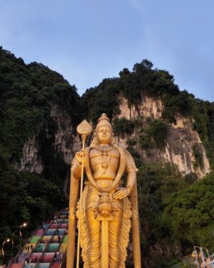 Suhana Basheer Instagram - Colors of culture, whispers of history, and laughter of family—Batu Caves has it all! 🎨✨

#batucaves #kualalumpur #malaysia #familylove #basheerbashi