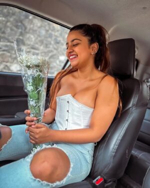 SuhanaKhan Instagram - i  tripped &  fell  in  love🤍 
Happy Valentines Day🌹
#suhufam
