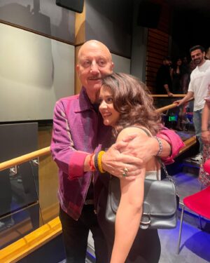 Sulagna Panigrahi Instagram - Thankyou  @anupampkher sir for the lovely scenes together 
Thankyou everyone for all the lovely msgs we are getting for #vijay69 

Pic 1 - right after the screening 
Pic 2- favourite moment of the film 🥹

Watch #vijay69 now streaming on @netflix_in 
@yrf #akshayroy #maneeshsharma