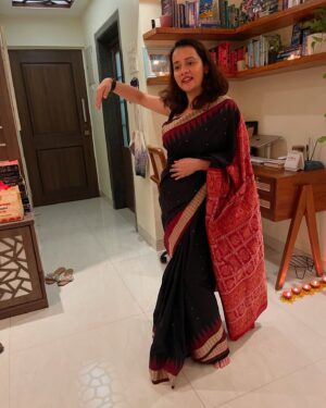 Sulagna Panigrahi Instagram - Happy Diwali to everyone!! Favourite festival!! Festival of lights 🪔🪔🪔

Pic 1: Diwali lunch few days before Diwali
Pic 2: Someone photoshop my husband who left on Diwali morning 🥺
Pic 3: Sisterzzzz♥️♥️♥️

Saree🥻: Gift from Mother in law🥰

#Diwali #lights #goodoverevil