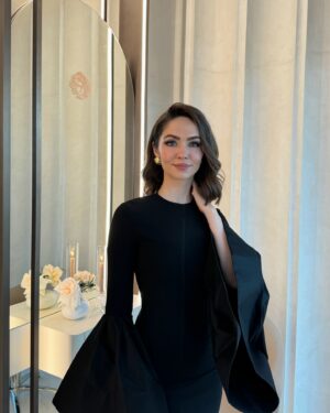 Sumaya Rida Instagram - At the opening of @anahita.beauty.ae with #Lofficiel_Arabia in #Dubai
I am really happy with my new look! It’s something I’ve wanted to do for quite some time, and it feels amazing! Thank you for taking care of my hair with all the love, care, and perfection…
Dress @etoilelaboutique @solacelondon 
Styled by @bykarimalfahel 
..
..
في افتتاح صالون @anahita.beauty.ae في #دبي
شكراً لكم لهذا اليوم الظريف 🤍
صراحة وللأمانة انا جداً مبسوطه باللوك الجديد والتعامل الراقي والإحترافية بالقص والصبغ والمكياج.. اكيد راح ارجعلكم ثاني 🫶🏻