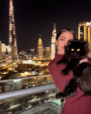Sumaya Rida Instagram - I guess Ninho approves of my new haircut 😻🖤
Thank you @anahita.beauty.ae for creating this stunning new look 🤍 Stay tuned for all the details 💃🏻🫶🏻

..
..
أتوقع نينيو عجبته قصة شعري الجديدة 😻🖤 
شكرا. صالون @anahita.beauty.ae على النيو لوك 🤍💖
التفاصيل بشاركها قريباً 😉