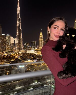 Sumaya Rida Instagram - I guess Ninho approves of my new haircut 😻🖤
Thank you @anahita.beauty.ae for creating this stunning new look 🤍 Stay tuned for all the details 💃🏻🫶🏻

..
..
أتوقع نينيو عجبته قصة شعري الجديدة 😻🖤 
شكرا. صالون @anahita.beauty.ae على النيو لوك 🤍💖
التفاصيل بشاركها قريباً 😉