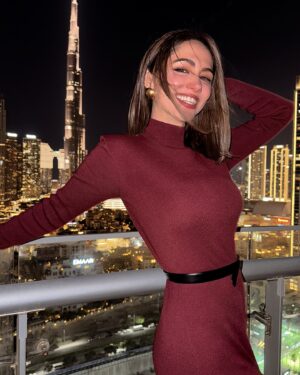 Sumaya Rida Instagram - I guess Ninho approves of my new haircut 😻🖤
Thank you @anahita.beauty.ae for creating this stunning new look 🤍 Stay tuned for all the details 💃🏻🫶🏻

..
..
أتوقع نينيو عجبته قصة شعري الجديدة 😻🖤 
شكرا. صالون @anahita.beauty.ae على النيو لوك 🤍💖
التفاصيل بشاركها قريباً 😉