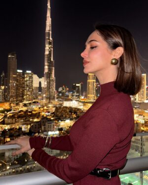 Sumaya Rida Instagram - I guess Ninho approves of my new haircut 😻🖤
Thank you @anahita.beauty.ae for creating this stunning new look 🤍 Stay tuned for all the details 💃🏻🫶🏻

..
..
أتوقع نينيو عجبته قصة شعري الجديدة 😻🖤 
شكرا. صالون @anahita.beauty.ae على النيو لوك 🤍💖
التفاصيل بشاركها قريباً 😉