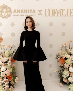 Sumaya Rida Instagram - At the opening of @anahita.beauty.ae with #Lofficiel_Arabia in #Dubai
I am really happy with my new look! It’s something I’ve wanted to do for quite some time, and it feels amazing! Thank you for taking care of my hair with all the love, care, and perfection…
Dress @etoilelaboutique @solacelondon 
Styled by @bykarimalfahel 
..
..
في افتتاح صالون @anahita.beauty.ae في #دبي
شكراً لكم لهذا اليوم الظريف 🤍
صراحة وللأمانة انا جداً مبسوطه باللوك الجديد والتعامل الراقي والإحترافية بالقص والصبغ والمكياج.. اكيد راح ارجعلكم ثاني 🫶🏻