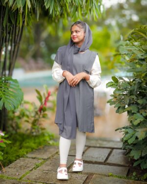Sunaina Basheer Instagram - Lost in the beauty of nature, found in its peace.🌿🌺

Click - @basheer_bashi 🥸
