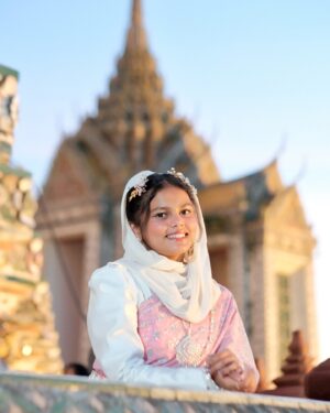 Sunaina Basheer Instagram - Feeling like a little lotus princess today. 🌸🪷 

#thaitraditional #watarun #wataruntemple #thaitraditionaldress #bangkok #thailand #sunainabasheer #basheerbashi