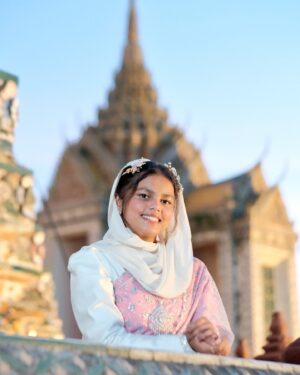 Sunaina Basheer Instagram - Feeling like a little lotus princess today. 🌸🪷 

#thaitraditional #watarun #wataruntemple #thaitraditionaldress #bangkok #thailand #sunainabasheer #basheerbashi