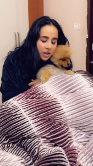 Sunanda Sharma Instagram - Kashmir main gayi c,
Te Hanjua de jharrne CHICHI ghare baitha sutti janda c🥹
#sunandasharma #insta #chichibaba #reel