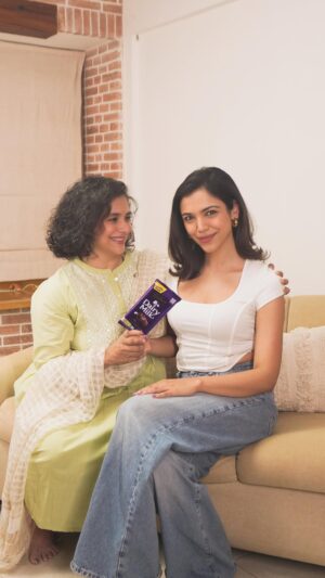 Supriya Pilgaonkar Instagram - Gonna be my mom’s cheeyu forever, especially if it means getting a Cadbury Dairy Milk from her on Children’s Day! 😋💕

Happy Children’s Day! 

[Children’s day, Cadbury Dairy Milk, Kuch Achha Ho Jaaye Kuch Meetha Ho Jaaye]

@cadburydairymilkin

#Cadbury#Cadburydairymilk#Childrensday#Ad
