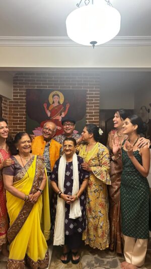 Supriya Pilgaonkar Instagram - Diwali , भाऊबीज 2024 

Traditions passed on. Rituals are understood .Songs sung and stories shared. Gifts exchanged , games played . Love, laughter and chaos . Bhaubeej is one day when the whole family Pilgaonkar and Sabnis comes together . ♥️ 🧿