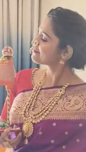 Surabhi Hande Instagram - वसंताची पहाट घेऊन आली,
नवचैतन्याचा गोडवा, समृद्धीची गुढी उभारू, 
आला चैत्र पाडवा 
गुढीपाडव्याच्या हार्दिक शुभेच्छा!
Waiting for this song after all (trainding) matters 🙈💞
Shoot organised and managed by: @omgraphics24 
MUA: @sayalis_makeover 
Hairstyles: @supriya_1403
Jwellery by: @jewel_up_by_siddhi 
Blouse by: @saaj_designing 
Photographer: @tushar_mujumale_photography 
Location: @sayajipune.  Paithani by : @tanishqpaithani  #san #gudipadwa #marathibhasha #traditional #sadi #mimarathi