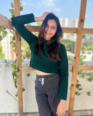 Surabhi Hande Instagram - Easy breezy Sunday feels. 🌬️🍂 

#ChillDay #SundayMood 
#sundayfunday 
#chillday 
#lazymodd
#chilvibes
#relaxationmode
#PeacefulSunday
#restandrelax
#simplejoys