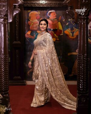 Surabhi Hande Instagram - सम्राज्ञी 🪷 | The Empress

Crowned in grace, draped in elegance

#culture #celebrity #surbhihanday #photography #marathicelebrityofficial #model #actress #vogueindia #indianfestival #joy #elegance #tradition #queen

(marathi celebrity, actress, indian festival, smile, happiness, culture, tradition, colors, photography, royal, queen)

Photography: @neilblues
Makeup: @golden_wings_art_solutions_24
Costumes & Jewellery: @panache_the_rental_boutique