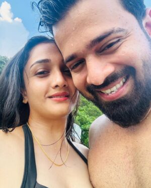 Surabhi Santosh Instagram - Eventhough, I know, I probably come after music and food for you, I still like you a loooottt♥️
You, your being, your talks and your gestures make my heart smile. 
Here is to good health, longevity and success 🧿 🥂 

Happy birthday bestie/husband ♥️✨