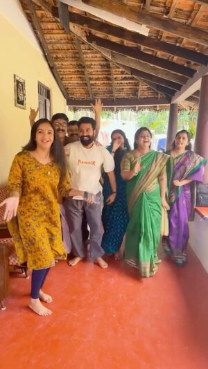 Surabhi Santosh Instagram - എനിക്കൊരെണ്ണം  തന്നോടി…..പവിത്രം  Pavithram locationfun 🎥 courtesy @dopshaanprahman  @artists #malayalam #asianet #pavithram #pavithramserial 
.
.
.
.
.
.
.
.
.
.
.
.
.
#fun #anilasreekumar #santhosh #byju #anu #shivakami #kiran #surabhi #sreekanth #entertainment #media #trendingreels #ontrend #artists #malayalamserialactress #actor#asianetserials #asianetserial#sirakadikkaaasai #starvijay #vijaytelevision #tamil #telugu #gundenindagudigantalu #starmaa