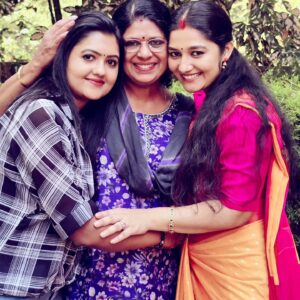 Susmitha Prabhakaran Instagram - "Some bonds are unbreakable, some relationships are forever. Grateful for these gems in my life ❤️

 #forevertogether #closeones❤
