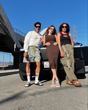 Sussanne Khan Instagram - @flashbx.studio @the.h.project_ @eye.salima… our family in LA .. thank you for showing us epic downtown Los Angeles and your gorgeous @ Popsicle Studios. Epic day! 💯💯💋💋💋🫶🏻🫶🏻🫶🏻 sooo proud of you guys