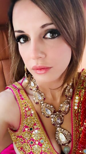 Sussanne Khan Instagram - Thank you @archanaaggarwalofficial for making me feel like a real life princess.. totally loved my royal jewels..💎💛