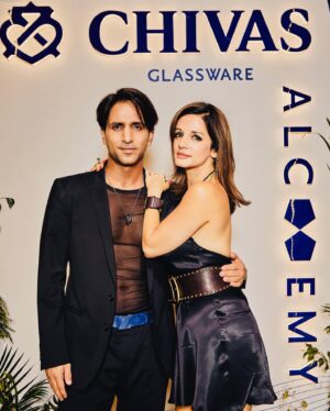 Sussanne Khan Instagram - #ChivasAlchemy an intricacy of time in luxury celebrated through couture, art, music & cuisines with @chivas_in #ChivasAlchemy #ChivasGlassware #collab #KaleidoscopeOfTime  #ChivasAlchemy2023 #sussannekhan #arslangoni