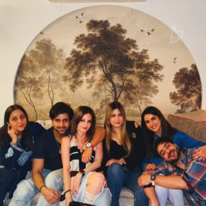 Sussanne Khan Instagram - Look up, I look up at night
Planets are moving at the speed of light
Climb up, up in the trees
Every chance that you get…🙌🏻🙌🏻🙌🏻♥️♥️♥️🌲🌲…. Such a precious tribe..blessed with the best ♥️