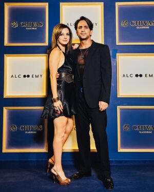 Sussanne Khan Instagram - #ChivasAlchemy an intricacy of time in luxury celebrated through couture, art, music & cuisines with @chivas_in #ChivasAlchemy #ChivasGlassware #collab #KaleidoscopeOfTime  #ChivasAlchemy2023 #sussannekhan #arslangoni