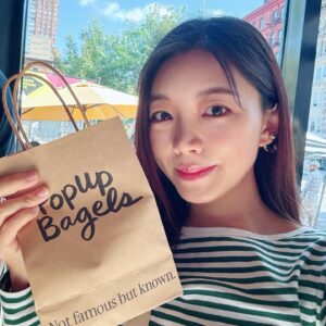 Suzuko Mimori Instagram - 今さらですが、アメリカに引っ越してもうすぐ2ヶ月が経とうとしています🇺🇸
なるべく日本にいる時と変わらぬ雰囲気で生活しようと決めていました！
が、やはりそう簡単にはいかず、英語がもっと喋れたらきっともう少し生きやすいんだろうなぁーと思い、1日の終わりに勉強しようとするも、家事育児でいっぱいいっぱいでそんなこと出来ず😂なんてこった！という感じ。
ドラマ見たり、日本のバラエティ見たりという息抜きを優先してしまう私の性格😂
来る前は、🇺🇸では日本のモノが手に入りにくいんじゃないか…という心配ばかりしていたけど、来てみると何でも売ってる🇯🇵日系スーパーも充実してるし、100均もUNIQLOもある！お米もお気に入りのゆめぴりかが食べられる！😂
何も心配いらなかったな…。
ひとつだけ、絶対に無いものといえば"お風呂"
洗い場のある、追い焚きのある、浴室乾燥もあるユニットパスが恋しいよ…恋しいよ！！"お風呂が湧き上がりました"ってあのメロディでお知らせして欲しい…😭
🇺🇸のバスタブは浅くて長細いので、寝姿勢じゃないと全身浸かれない😭そうすると腰とか首が痛いんだよねー😭💦😂
日本のお風呂is No.1🇯🇵🛁

#us🇺🇸life  #三森すずこ #mimorisuzuko  #海外引っ越し
#アメリカ生活