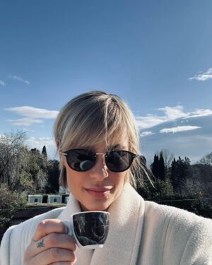 Sveva Alviti Instagram - What would life be without a good coffee.. Ready for christmas Eve. Forza e pace per tutti!! 🎄☕️
@illy_coffee #illycoffee 

Joie de vivre!