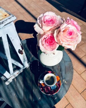 Sveva Alviti Instagram - What would life be without a good coffee.. Ready for christmas Eve. Forza e pace per tutti!! 🎄☕️
@illy_coffee #illycoffee 

Joie de vivre!