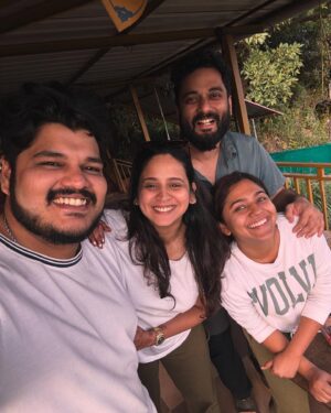 Swanandi Tikekar Instagram - What a fulfilling, peaceful and therapeutic day at @neilandmomo farm. @mrunmayeedeshpande and @swapnilrao11 Tumchya ghari amhala apli ashi jaaga milali, khuup khuup prem!!! U guys are awesome ❤️!

Highly recommend you all to visit @neilandmomo farms!!! Its a Must! 

#neilandmomo #farm #strawberries #wholesomeday #anandi #gratitude #blessed #aplipora