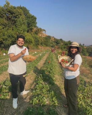 Swanandi Tikekar Instagram - What a fulfilling, peaceful and therapeutic day at @neilandmomo farm. @mrunmayeedeshpande and @swapnilrao11 Tumchya ghari amhala apli ashi jaaga milali, khuup khuup prem!!! U guys are awesome ❤️!

Highly recommend you all to visit @neilandmomo farms!!! Its a Must! 

#neilandmomo #farm #strawberries #wholesomeday #anandi #gratitude #blessed #aplipora