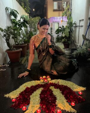 Swarda Thigale Instagram - The aromas of homemade chaklis and shankarpalis floating through the house, sparkling lights and Laxmi Puja festivities. Happiest times 🥰 Happy Diwali from our to yours♥️ Only and only Love ☺️

#diwali #laxmipuja #2024 #pahilidiwali #newlyweds #festival #light #love prosperity
